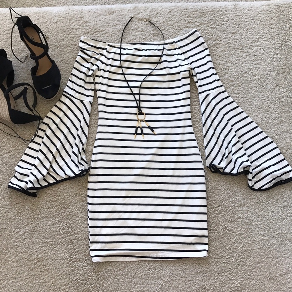 🎉1 SMALL🎉Off the Shoulder Bell Sleeve Dress - Picture 6 of 8